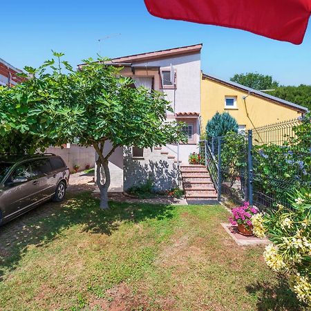 1 Bedroom Beautiful Apartment In Betiga Barbariga Bagian luar foto