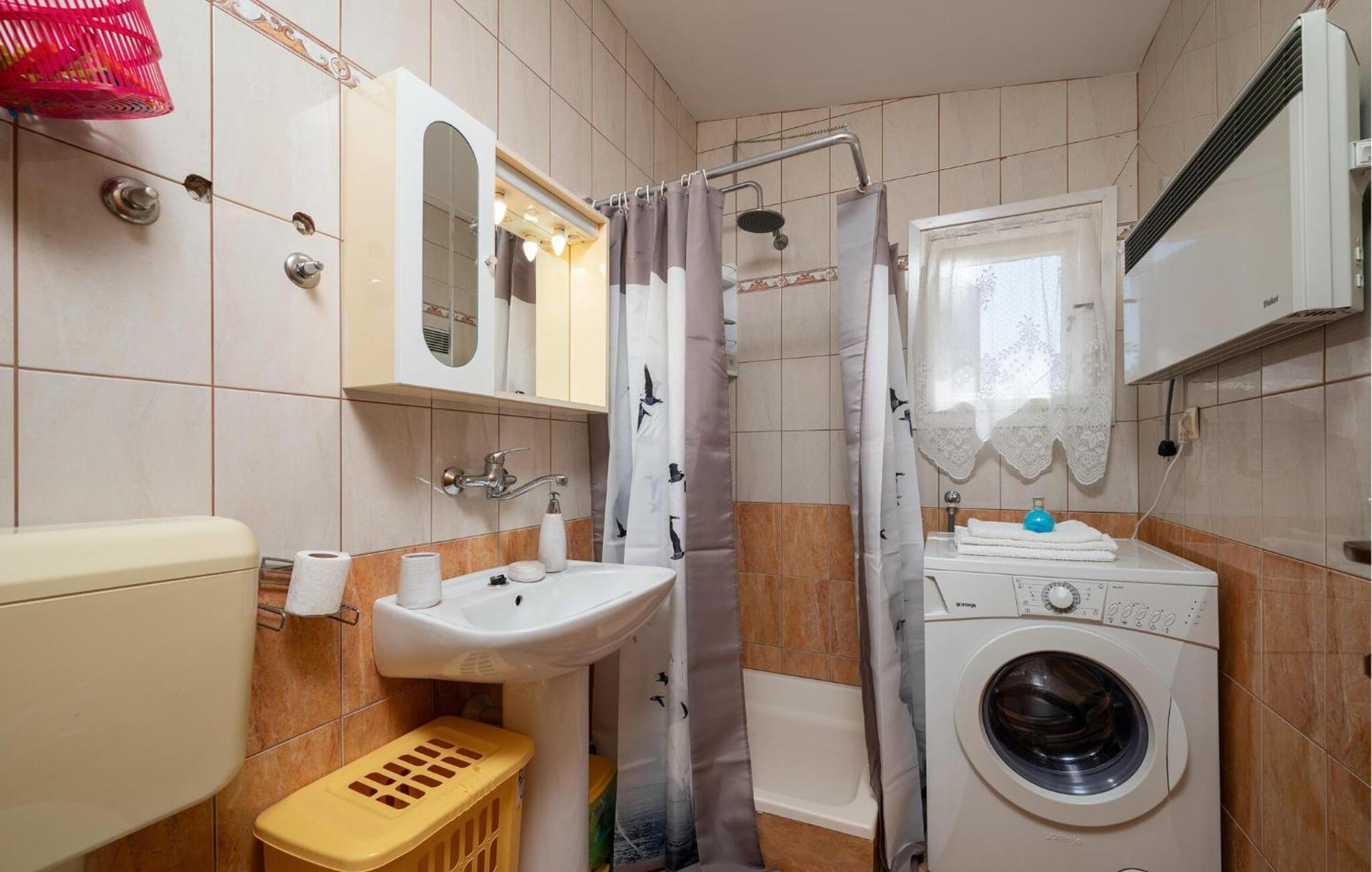 1 Bedroom Beautiful Apartment In Betiga Barbariga Bagian luar foto