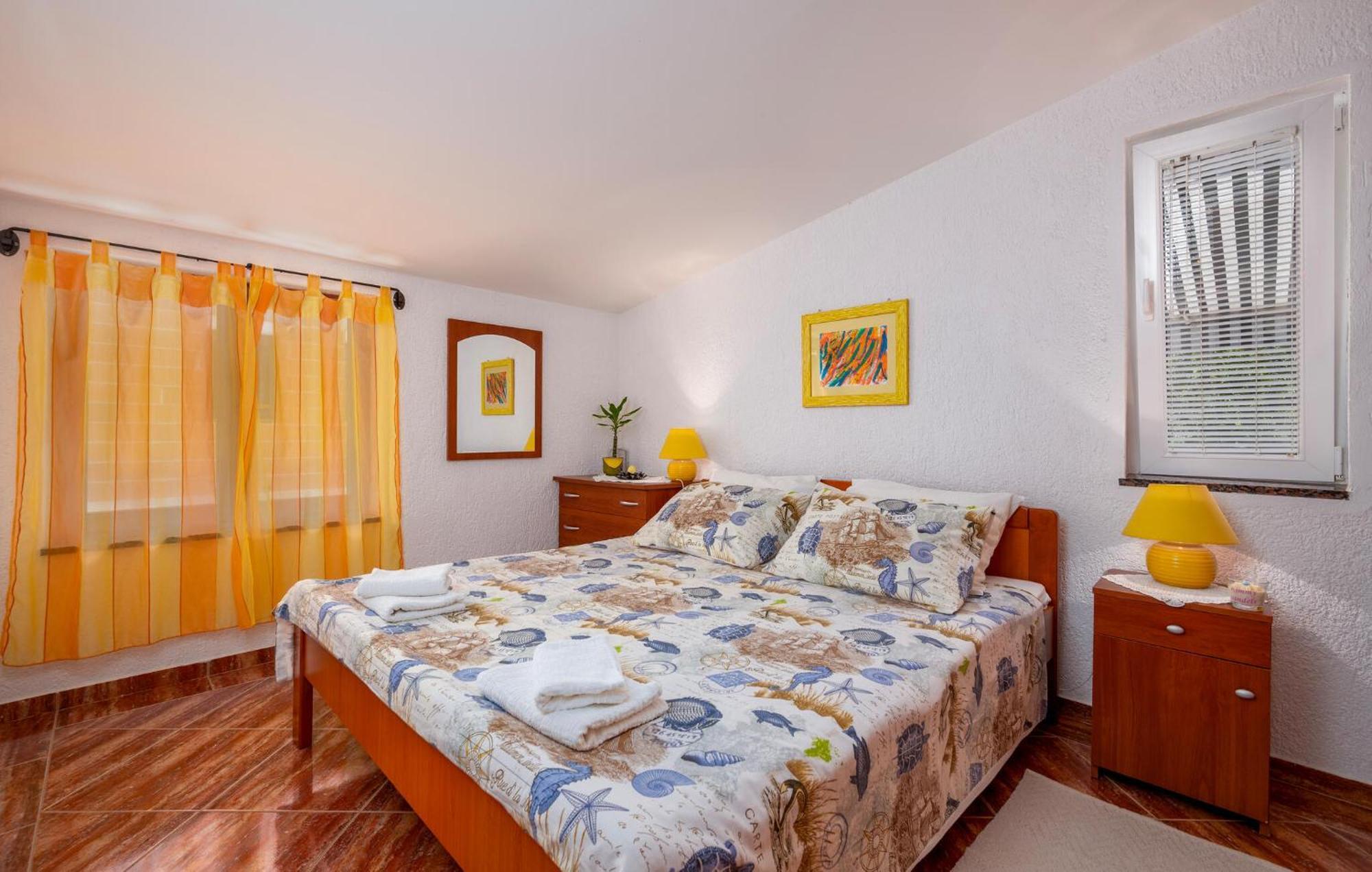 1 Bedroom Beautiful Apartment In Betiga Barbariga Bagian luar foto