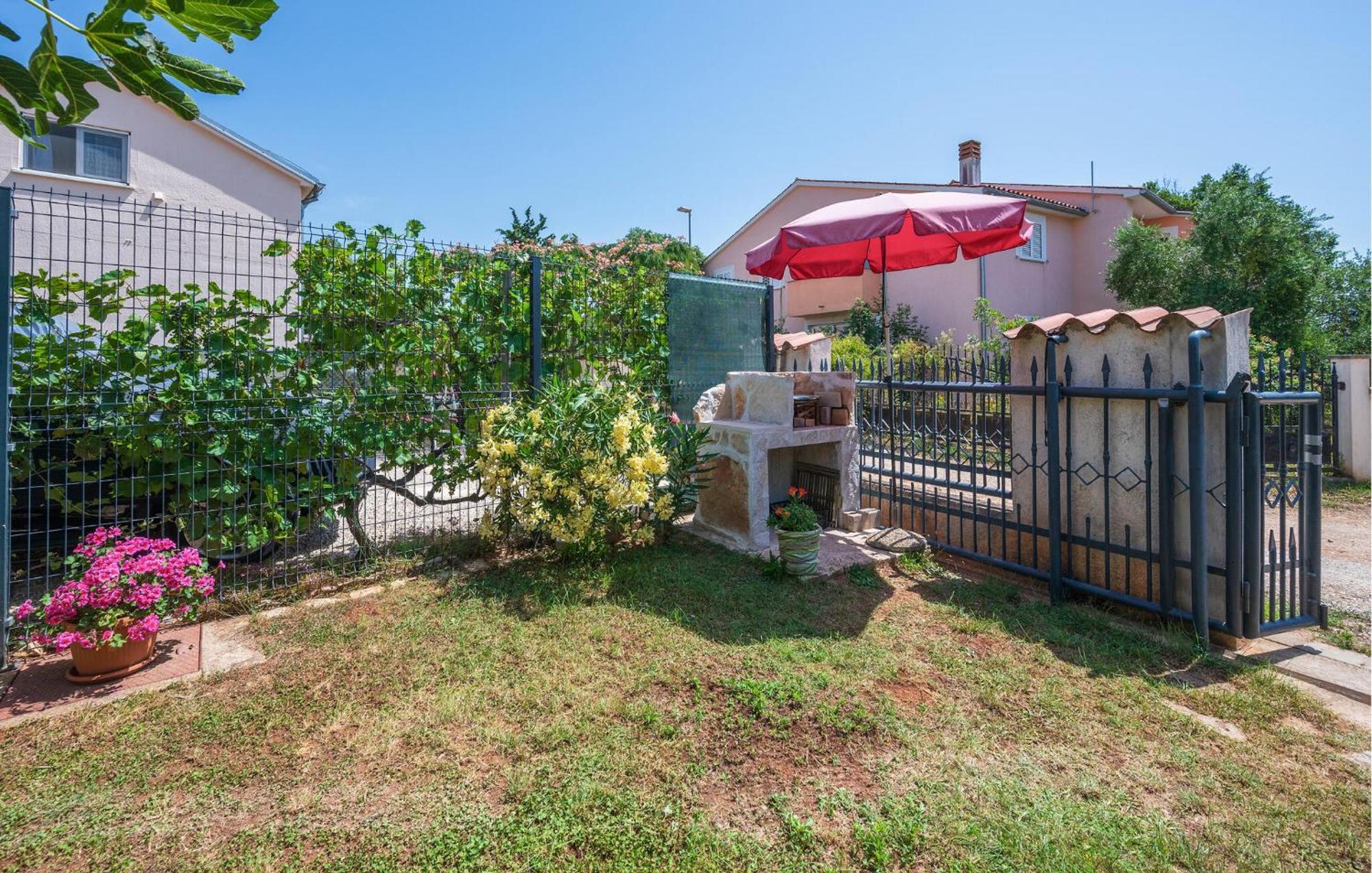1 Bedroom Beautiful Apartment In Betiga Barbariga Bagian luar foto